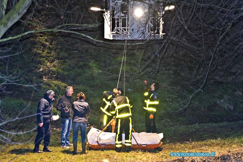 15030212.jpg - FOTOOPDRACHT:Zwijndrecht:02-03-2015:Zwijndrecht 2 maart 2015 In het water nabij de Brugweg en de Lindtsedijk is aan het begin van de avond een stoffelijk overschot aangetroffen. De brandweer haalde het lijk met een hoogwerker en duikers uit het water. Over identiteit van het slachtoffer en of de dood oorzaak is niets bekend. Deze digitale foto blijft eigendom van FOTOPERSBURO BUSINK. Wij hanteren de voorwaarden van het N.V.F. en N.V.J. Gebruik van deze foto impliceert dat u bekend bent  en akkoord gaat met deze voorwaarden bij publicatie.EB/ETIENNE BUSINK