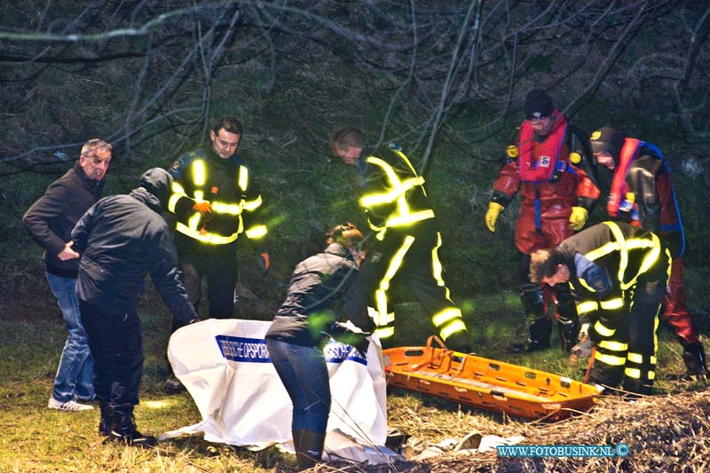 15030213.jpg - FOTOOPDRACHT:Zwijndrecht:02-03-2015:Zwijndrecht 2 maart 2015 In het water nabij de Brugweg en de Lindtsedijk is aan het begin van de avond een stoffelijk overschot aangetroffen. De brandweer haalde het lijk met een hoogwerker en duikers uit het water. Over identiteit van het slachtoffer en of de dood oorzaak is niets bekend. Deze digitale foto blijft eigendom van FOTOPERSBURO BUSINK. Wij hanteren de voorwaarden van het N.V.F. en N.V.J. Gebruik van deze foto impliceert dat u bekend bent  en akkoord gaat met deze voorwaarden bij publicatie.EB/ETIENNE BUSINK