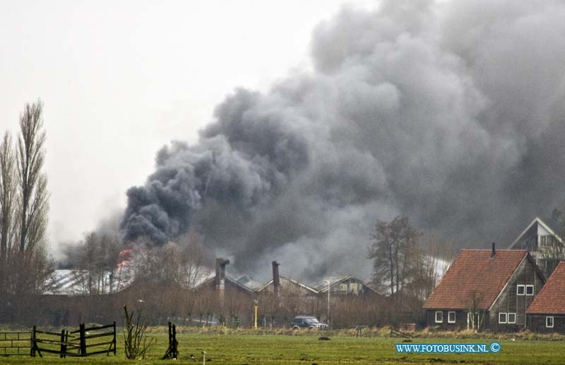 15030301.jpg - FOTOOPDRACHT:Streefkerk:03-03-2015:Een grote brand heeft dinsdag 3 MAART 2015 EeN metaalverwerkingsbedrijf (Straalcon) in Streefkerk groten deels verwoest. De brand ontstond rond kwart 12 uur.Twee werknemers die rook hadden ingeademd zijn ter plaatse behandeld dor ambulance personeel. De brandweer voerde aan beide kanten van de rivier metingen uit naar mogelijk vrijgekomen gevaarlijke stoffen.Een grote brand heeft dinsdag 3 MAART 2015 EeN metaalverwerkingsbedrijf (Straalcon) in Streefkerk groten deels verwoest. De brand ontstond rond kwart 12 uur.Twee werknemers die rook hadden ingeademd zijn ter plaatse behandeld dor ambulance personeel. De brandweer voerde aan beide kanten van de rivier metingen uit naar mogelijk vrijgekomen gevaarlijke stoffen.Deze digitale foto blijft eigendom van FOTOPERSBURO BUSINK. Wij hanteren de voorwaarden van het N.V.F. en N.V.J. Gebruik van deze foto impliceert dat u bekend bent  en akkoord gaat met deze voorwaarden bij publicatie.EB/ETIENNE BUSINK