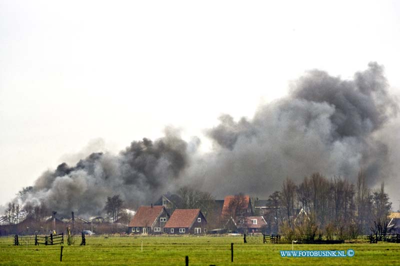 15030302.jpg - FOTOOPDRACHT:Streefkerk:03-03-2015:Een grote brand heeft dinsdag 3 MAART 2015 EeN metaalverwerkingsbedrijf (Straalcon) in Streefkerk groten deels verwoest. De brand ontstond rond kwart 12 uur.Twee werknemers die rook hadden ingeademd zijn ter plaatse behandeld dor ambulance personeel. De brandweer voerde aan beide kanten van de rivier metingen uit naar mogelijk vrijgekomen gevaarlijke stoffen.Een grote brand heeft dinsdag 3 MAART 2015 EeN metaalverwerkingsbedrijf (Straalcon) in Streefkerk groten deels verwoest. De brand ontstond rond kwart 12 uur.Twee werknemers die rook hadden ingeademd zijn ter plaatse behandeld dor ambulance personeel. De brandweer voerde aan beide kanten van de rivier metingen uit naar mogelijk vrijgekomen gevaarlijke stoffen.Deze digitale foto blijft eigendom van FOTOPERSBURO BUSINK. Wij hanteren de voorwaarden van het N.V.F. en N.V.J. Gebruik van deze foto impliceert dat u bekend bent  en akkoord gaat met deze voorwaarden bij publicatie.EB/ETIENNE BUSINK