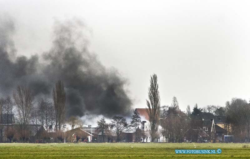 15030303.jpg - FOTOOPDRACHT:Streefkerk:03-03-2015:Een grote brand heeft dinsdag 3 MAART 2015 EeN metaalverwerkingsbedrijf (Straalcon) in Streefkerk groten deels verwoest. De brand ontstond rond kwart 12 uur.Twee werknemers die rook hadden ingeademd zijn ter plaatse behandeld dor ambulance personeel. De brandweer voerde aan beide kanten van de rivier metingen uit naar mogelijk vrijgekomen gevaarlijke stoffen.Een grote brand heeft dinsdag 3 MAART 2015 EeN metaalverwerkingsbedrijf (Straalcon) in Streefkerk groten deels verwoest. De brand ontstond rond kwart 12 uur.Twee werknemers die rook hadden ingeademd zijn ter plaatse behandeld dor ambulance personeel. De brandweer voerde aan beide kanten van de rivier metingen uit naar mogelijk vrijgekomen gevaarlijke stoffen.Deze digitale foto blijft eigendom van FOTOPERSBURO BUSINK. Wij hanteren de voorwaarden van het N.V.F. en N.V.J. Gebruik van deze foto impliceert dat u bekend bent  en akkoord gaat met deze voorwaarden bij publicatie.EB/ETIENNE BUSINK