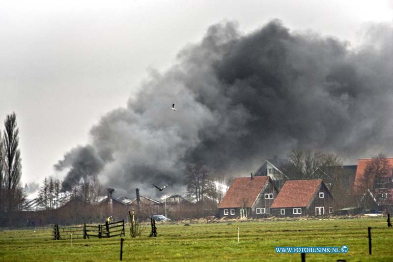 15030304.jpg - FOTOOPDRACHT:Streefkerk:03-03-2015:Een grote brand heeft dinsdag 3 MAART 2015 EeN metaalverwerkingsbedrijf (Straalcon) in Streefkerk groten deels verwoest. De brand ontstond rond kwart 12 uur.Twee werknemers die rook hadden ingeademd zijn ter plaatse behandeld dor ambulance personeel. De brandweer voerde aan beide kanten van de rivier metingen uit naar mogelijk vrijgekomen gevaarlijke stoffen.Een grote brand heeft dinsdag 3 MAART 2015 EeN metaalverwerkingsbedrijf (Straalcon) in Streefkerk groten deels verwoest. De brand ontstond rond kwart 12 uur.Twee werknemers die rook hadden ingeademd zijn ter plaatse behandeld dor ambulance personeel. De brandweer voerde aan beide kanten van de rivier metingen uit naar mogelijk vrijgekomen gevaarlijke stoffen.Deze digitale foto blijft eigendom van FOTOPERSBURO BUSINK. Wij hanteren de voorwaarden van het N.V.F. en N.V.J. Gebruik van deze foto impliceert dat u bekend bent  en akkoord gaat met deze voorwaarden bij publicatie.EB/ETIENNE BUSINK