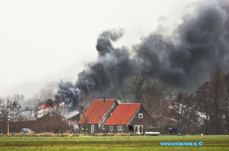 15030305.jpg - FOTOOPDRACHT:Streefkerk:03-03-2015:Een grote brand heeft dinsdag 3 MAART 2015 EeN metaalverwerkingsbedrijf (Straalcon) in Streefkerk groten deels verwoest. De brand ontstond rond kwart 12 uur.Twee werknemers die rook hadden ingeademd zijn ter plaatse behandeld dor ambulance personeel. De brandweer voerde aan beide kanten van de rivier metingen uit naar mogelijk vrijgekomen gevaarlijke stoffen.Een grote brand heeft dinsdag 3 MAART 2015 EeN metaalverwerkingsbedrijf (Straalcon) in Streefkerk groten deels verwoest. De brand ontstond rond kwart 12 uur.Twee werknemers die rook hadden ingeademd zijn ter plaatse behandeld dor ambulance personeel. De brandweer voerde aan beide kanten van de rivier metingen uit naar mogelijk vrijgekomen gevaarlijke stoffen.Deze digitale foto blijft eigendom van FOTOPERSBURO BUSINK. Wij hanteren de voorwaarden van het N.V.F. en N.V.J. Gebruik van deze foto impliceert dat u bekend bent  en akkoord gaat met deze voorwaarden bij publicatie.EB/ETIENNE BUSINK