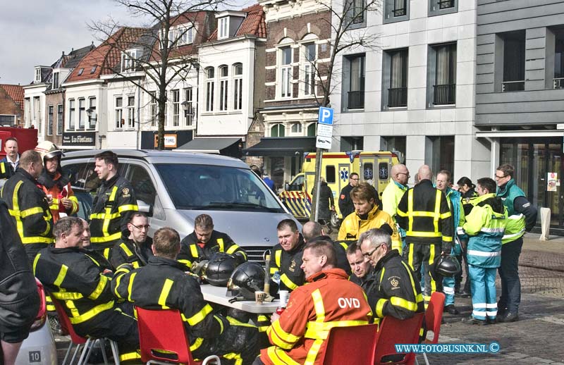 15030502.jpg - FOTOOPDRACHT:Gorinchem:05-03-2015:Donderdagochtend 5 maart 2015 rond 10 uur brak er een zeer grote woningbrand uit in de historische binnenstad van Gorinchem, er zijn twee brandweerlieden gewond geraakt. Bij de brand in het appartementencomplex boven een kroeg aan de Tinnegietersteeg werd een in eerste instantie een bewoner vermist deze bleek later gelukig niet in de woning te zijn wel is de hond vermist.Deze digitale foto blijft eigendom van FOTOPERSBURO BUSINK. Wij hanteren de voorwaarden van het N.V.F. en N.V.J. Gebruik van deze foto impliceert dat u bekend bent  en akkoord gaat met deze voorwaarden bij publicatie.EB/ETIENNE BUSINK