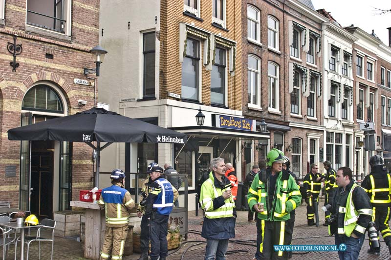 15030503.jpg - FOTOOPDRACHT:Gorinchem:05-03-2015:Donderdagochtend 5 maart 2015 rond 10 uur brak er een zeer grote woningbrand uit in de historische binnenstad van Gorinchem, er zijn twee brandweerlieden gewond geraakt. Bij de brand in het appartementencomplex boven een kroeg aan de Tinnegietersteeg werd een in eerste instantie een bewoner vermist deze bleek later gelukig niet in de woning te zijn wel is de hond vermist.Deze digitale foto blijft eigendom van FOTOPERSBURO BUSINK. Wij hanteren de voorwaarden van het N.V.F. en N.V.J. Gebruik van deze foto impliceert dat u bekend bent  en akkoord gaat met deze voorwaarden bij publicatie.EB/ETIENNE BUSINK