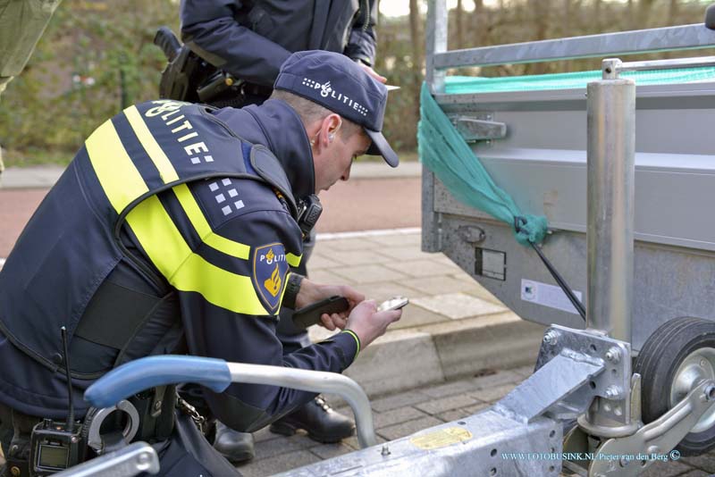 15030602.jpg - FOTOOPDRACHT:Papendrecht:06-03-2015:Foto: Aanhangwagen controle.Vrijdagochtend 6 maart 2015 Papendrecht - De politie heeft op donderdag 5 maart een algemene verkeerscontrole en alcoholcontrole gehouden. In totaal werden ruim 250 bestuurders gecontroleerd. Twee bestuurders bleken te veel alcohol gedronken te hebben. De automobilisten op de foto's mochten na controle allemaal doorrijden, bij hen was alles in orde. Deze digitale foto blijft eigendom van FOTOPERSBURO BUSINK. Wij hanteren de voorwaarden van het N.V.F. en N.V.J. Gebruik van deze foto impliceert dat u bekend bent  en akkoord gaat met deze voorwaarden bij publicatie.EB/ETIENNE BUSINK