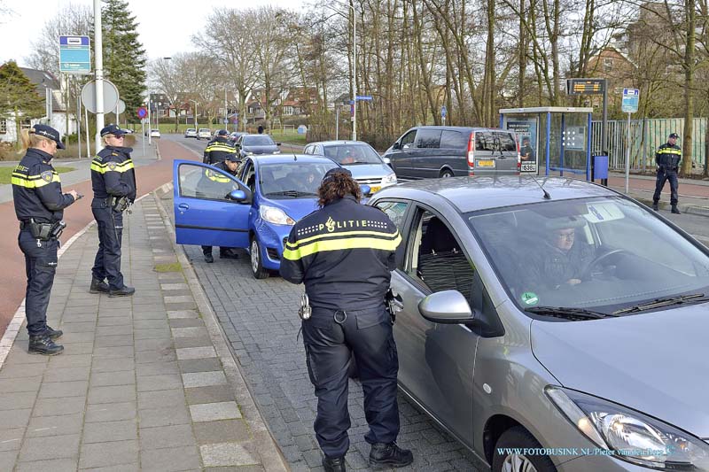 15030603.jpg - FOTOOPDRACHT:Papendrecht:06-03-2015:Vrijdagochtend 6 maart 2015 Papendrecht - De politie heeft op donderdag 5 maart een algemene verkeerscontrole en alcoholcontrole gehouden. In totaal werden ruim 250 bestuurders gecontroleerd. Twee bestuurders bleken te veel alcohol gedronken te hebben. De automobilisten op de foto's mochten na controle allemaal doorrijden, bij hen was alles in orde. Deze digitale foto blijft eigendom van FOTOPERSBURO BUSINK. Wij hanteren de voorwaarden van het N.V.F. en N.V.J. Gebruik van deze foto impliceert dat u bekend bent  en akkoord gaat met deze voorwaarden bij publicatie.EB/ETIENNE BUSINK