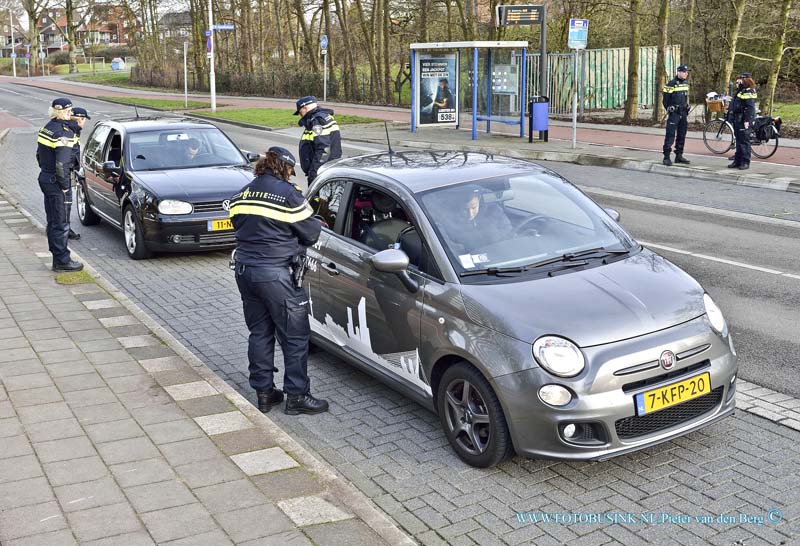 15030604.jpg - FOTOOPDRACHT:Papendrecht:06-03-2015:Vrijdagochtend 6 maart 2015 Papendrecht - De politie heeft op donderdag 5 maart een algemene verkeerscontrole en alcoholcontrole gehouden. In totaal werden ruim 250 bestuurders gecontroleerd. Twee bestuurders bleken te veel alcohol gedronken te hebben. De automobilisten op de foto's mochten na controle allemaal doorrijden, bij hen was alles in orde. Deze digitale foto blijft eigendom van FOTOPERSBURO BUSINK. Wij hanteren de voorwaarden van het N.V.F. en N.V.J. Gebruik van deze foto impliceert dat u bekend bent  en akkoord gaat met deze voorwaarden bij publicatie.EB/ETIENNE BUSINK