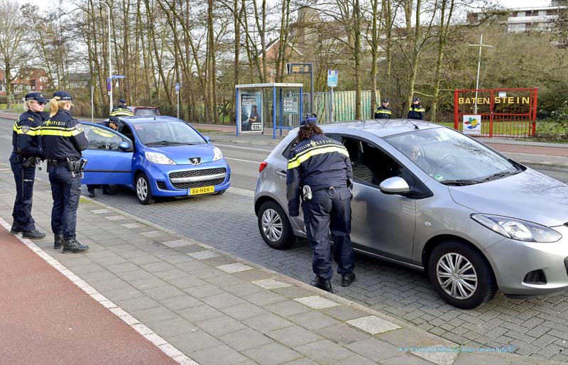 15030605.jpg - FOTOOPDRACHT:Papendrecht:06-03-2015:Vrijdagochtend 6 maart 2015 Papendrecht - De politie heeft op donderdag 5 maart een algemene verkeerscontrole en alcoholcontrole gehouden. In totaal werden ruim 250 bestuurders gecontroleerd. Twee bestuurders bleken te veel alcohol gedronken te hebben. De automobilisten op de foto's mochten na controle allemaal doorrijden, bij hen was alles in orde. Deze digitale foto blijft eigendom van FOTOPERSBURO BUSINK. Wij hanteren de voorwaarden van het N.V.F. en N.V.J. Gebruik van deze foto impliceert dat u bekend bent  en akkoord gaat met deze voorwaarden bij publicatie.EB/ETIENNE BUSINK