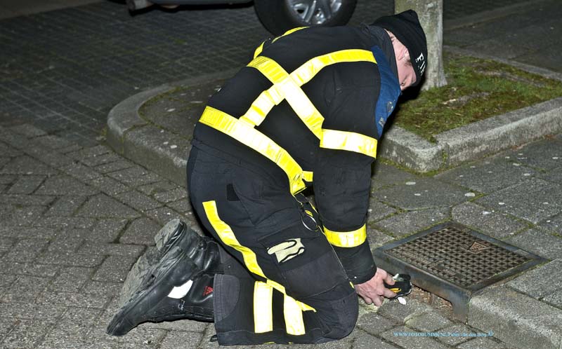 15030701.jpg - FOTOOPDRACHT:Papendrecht:07-03-2015:PAPENDRECHT - Zaterdagavond 7 maart maakte meerdere bewoners van de P.J. Troelstrastraat melding van een sterke benzinelucht in de straat. De gealarmeerde brandweer heeft metingen verricht in het riool en in diverse woningen, maar de metingen leverde niets op.Deze digitale foto blijft eigendom van FOTOPERSBURO BUSINK. Wij hanteren de voorwaarden van het N.V.F. en N.V.J. Gebruik van deze foto impliceert dat u bekend bent  en akkoord gaat met deze voorwaarden bij publicatie.EB/ETIENNE BUSINK