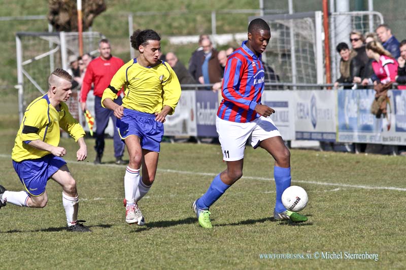 15030811.jpg - FOTOOPDRACHT:Dordrecht:08-03-2015:Stadsderby op het Gemeentelijk Sportpark aan de Reeweg Oost in de zondag vierde klasse C tussen thuisclub SC Emma en OMCDeze digitale foto blijft eigendom van FOTOPERSBURO BUSINK. Wij hanteren de voorwaarden van het N.V.F. en N.V.J. Gebruik van deze foto impliceert dat u bekend bent  en akkoord gaat met deze voorwaarden bij publicatie.EB/ETIENNE BUSINK