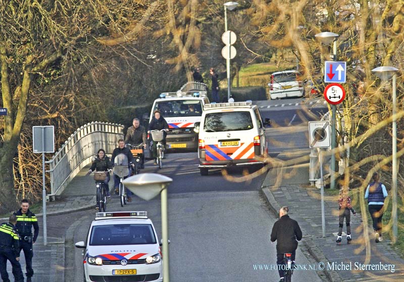 15030818.jpg - FOTOOPDRACHT:Dordrecht:08-03-2015:Diverse politie voertuigen bezig met zoektocht op en rond de Baden Powelllaan in Dordrecht.Deze digitale foto blijft eigendom van FOTOPERSBURO BUSINK. Wij hanteren de voorwaarden van het N.V.F. en N.V.J. Gebruik van deze foto impliceert dat u bekend bent  en akkoord gaat met deze voorwaarden bij publicatie.EB/ETIENNE BUSINK