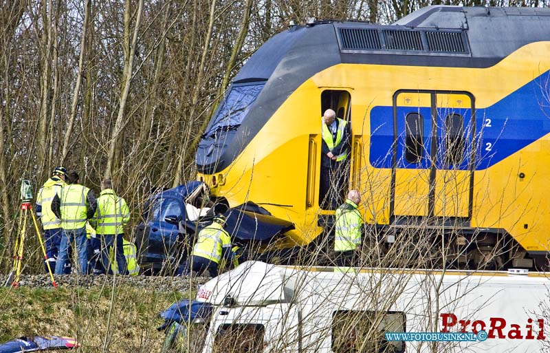 15031001.jpg - DORDRECHT - Dinsdagochtend 10 maart 2015 Is een auto onder de trein gekomen op de spoorweg overgang aan de Wieldrechtse Zeedijk Dordrecht. Bestuurder is overleden. Mogelijk is de auto om de halve bomen gereden die de spoorweg overgang afsluiten. De auto is door een kraan van het spoor gehaald en naar een speciaal terrein vervoerd door een takel bedrijf. De politie stelt een onderzoek in naar de toedracht van die ongeval.  NOVUM COPYRIGHT ETIENNE BUSINK