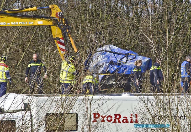 15031002.jpg - FOTOOPDRACHT:Dordrecht:10-03-2015:DORDRECHT - Dinsdagochtend 10 maart 2015 Is een auto onder de trein gekomen op de spoorweg overgang aan de Wieldrechtse Zeedijk Dordrecht. Bestuurder is overleden. Mogelijk is de auto om de halve bomen gereden die de spoorweg overgang afsluiten. De auto is door een kraan van het spoor gehaald en naar een speciaal terrein vervoerd door een takel bedrijf. De politie stelt een onderzoek in naar de toedracht van die ongeval.  Deze digitale foto blijft eigendom van FOTOPERSBURO BUSINK. Wij hanteren de voorwaarden van het N.V.F. en N.V.J. Gebruik van deze foto impliceert dat u bekend bent  en akkoord gaat met deze voorwaarden bij publicatie.EB/ETIENNE BUSINK