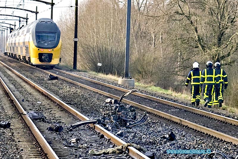 15031003.jpg - FOTOOPDRACHT:Dordrecht:10-03-2015:DORDRECHT - Dinsdagochtend 10 maart 2015 Is een auto onder de trein gekomen op de spoorweg overgang aan de Wieldrechtse Zeedijk Dordrecht. Bestuurder is overleden. Mogelijk is de auto om de halve bomen gereden die de spoorweg overgang afsluiten. De auto is door een kraan van het spoor gehaald en naar een speciaal terrein vervoerd door een takel bedrijf. De politie stelt een onderzoek in naar de toedracht van die ongeval.  Deze digitale foto blijft eigendom van FOTOPERSBURO BUSINK. Wij hanteren de voorwaarden van het N.V.F. en N.V.J. Gebruik van deze foto impliceert dat u bekend bent  en akkoord gaat met deze voorwaarden bij publicatie.EB/ETIENNE BUSINK