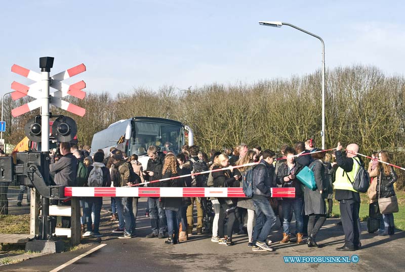 15031004.jpg - DORDRECHT - Dinsdagochtend 10 maart 2015 Is een auto onder de trein gekomen op de spoorweg overgang aan de Wieldrechtse Zeedijk Dordrecht. Bestuurder is overleden. Mogelijk is de auto om de halve bomen gereden die de spoorweg overgang afsluiten. De auto is door een kraan van het spoor gehaald en naar een speciaal terrein vervoerd door een takel bedrijf. Het trein verkeer is tot later in de middag gestremd.(Foto: Passagiers worden uit de trein gehaald en met bussen verder vervoerd.)NOVUM COPYRIGHT ETIENNE BUSINK