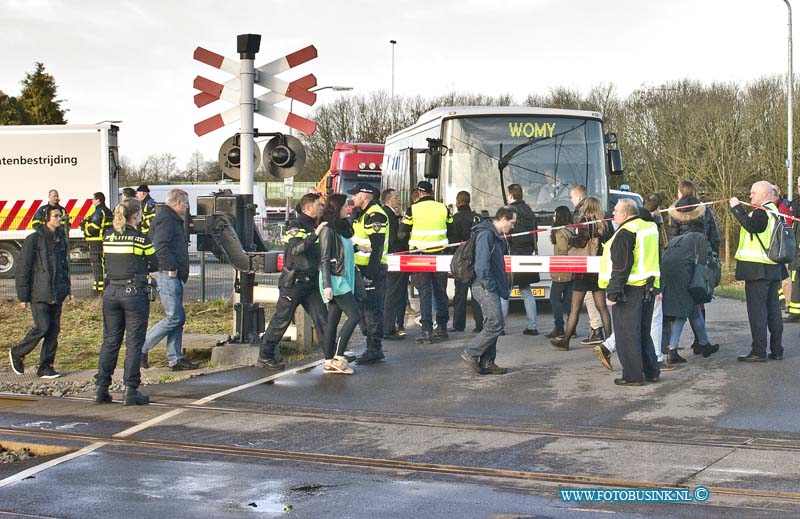 15031006.jpg - FOTOOPDRACHT:Dordrecht:10-03-2015:DORDRECHT - Dinsdagochtend 10 maart 2015 Is een auto onder de trein gekomen op de spoorweg overgang aan de Wieldrechtse Zeedijk Dordrecht. Bestuurder is overleden. Mogelijk is de auto om de halve bomen gereden die de spoorweg overgang afsluiten. De auto is door een kraan van het spoor gehaald en naar een speciaal terrein vervoerd door een takel bedrijf. De politie stelt een onderzoek in naar de toedracht van die ongeval.  Deze digitale foto blijft eigendom van FOTOPERSBURO BUSINK. Wij hanteren de voorwaarden van het N.V.F. en N.V.J. Gebruik van deze foto impliceert dat u bekend bent  en akkoord gaat met deze voorwaarden bij publicatie.EB/ETIENNE BUSINK