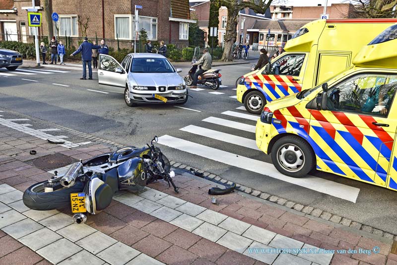 15031009.jpg - FOTOOPDRACHT:Papendrecht:10-03-2015:PAPENDRECHT - Dinsdagmiddag 10- maart 2015 Op de Pontonniersweg / Veerdam bij een aanrijding tussen een auto en een motor, is een motorrijder gewond geraakt. De motorrijder, die na de aanrijding wel zelfstandig naar de ambulance  kon lopen, is overgebracht naar een ziekenhuis voor verdere behandeling.  Deze digitale foto blijft eigendom van FOTOPERSBURO BUSINK. Wij hanteren de voorwaarden van het N.V.F. en N.V.J. Gebruik van deze foto impliceert dat u bekend bent  en akkoord gaat met deze voorwaarden bij publicatie.EB/ETIENNE BUSINK