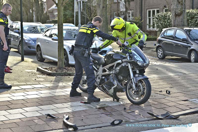 15031010.jpg - FOTOOPDRACHT:Papendrecht:10-03-2015:PAPENDRECHT - Dinsdagmiddag 10- maart 2015 Op de Pontonniersweg / Veerdam bij een aanrijding tussen een auto en een motor, is een motorrijder gewond geraakt. De motorrijder, die na de aanrijding wel zelfstandig naar de ambulance  kon lopen, is overgebracht naar een ziekenhuis voor verdere behandeling.  Deze digitale foto blijft eigendom van FOTOPERSBURO BUSINK. Wij hanteren de voorwaarden van het N.V.F. en N.V.J. Gebruik van deze foto impliceert dat u bekend bent  en akkoord gaat met deze voorwaarden bij publicatie.EB/ETIENNE BUSINK