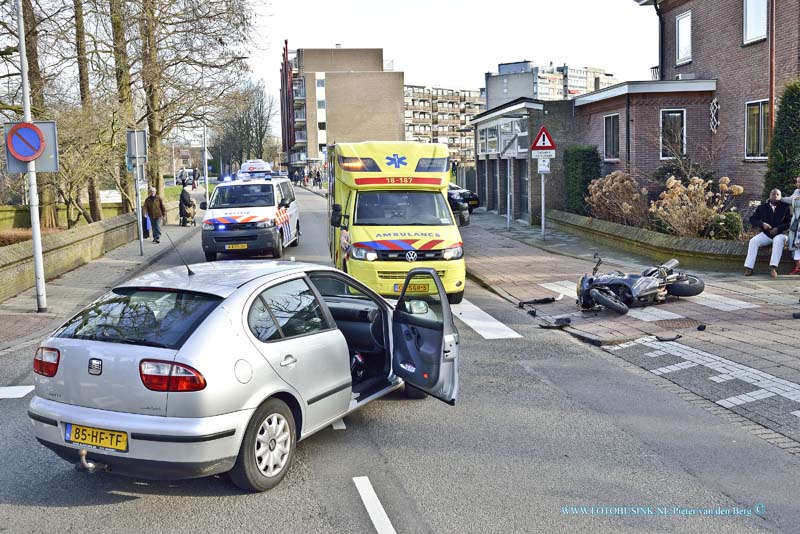 15031011.jpg - FOTOOPDRACHT:Papendrecht:10-03-2015:PAPENDRECHT - Dinsdagmiddag 10- maart 2015 Op de Pontonniersweg / Veerdam bij een aanrijding tussen een auto en een motor, is een motorrijder gewond geraakt. De motorrijder, die na de aanrijding wel zelfstandig naar de ambulance  kon lopen, is overgebracht naar een ziekenhuis voor verdere behandeling.  Deze digitale foto blijft eigendom van FOTOPERSBURO BUSINK. Wij hanteren de voorwaarden van het N.V.F. en N.V.J. Gebruik van deze foto impliceert dat u bekend bent  en akkoord gaat met deze voorwaarden bij publicatie.EB/ETIENNE BUSINK