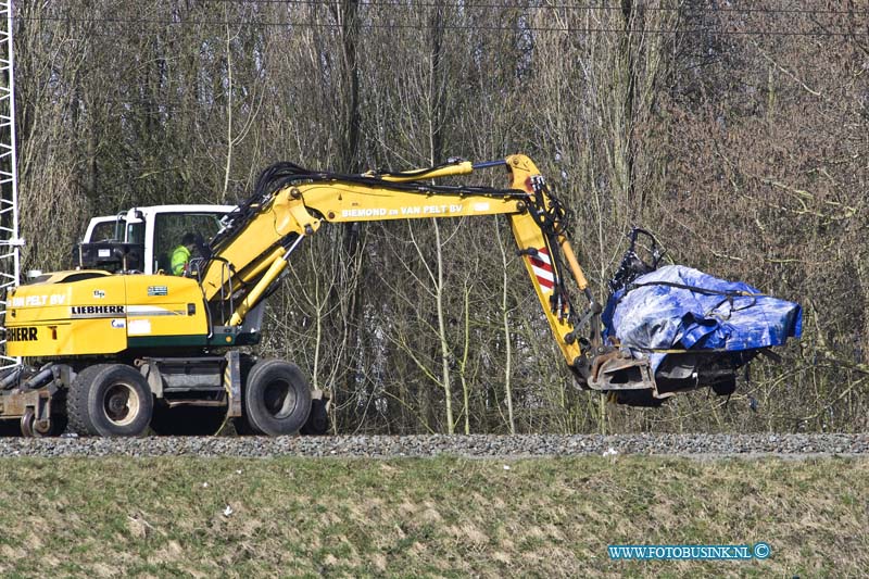 15031014.jpg - DORDRECHT - Dinssagochtend 10 maart 2015 auto onder de trein op de spoorwegovergang Weilderechtse Zeedijjk Dordrecht. Bestuurder is overleden.(Foto voertuig wordt van het spoor gehaald)NOVUM COPYRIGHT ETIENNE BUSINK