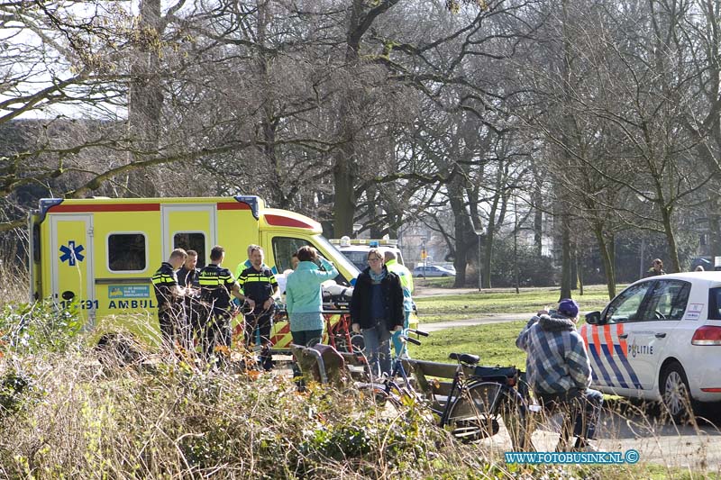 15031101.jpg - FOTOOPDRACHT:Dordrecht:11-03-2015:DORDRECHT - Op de kinderboerderij Weizigt in het Weizigtpark aan de Marketteweg  is Woensdagmiddag 11 maart 2015 Een vrouw die op de rug van een koe is geklommen,De koe was het er niet mee eens en schudde de vrouw er vanaf waarbij ze hard op de grond is terrecht gekomen. De vrouw werd voor controle mee naar een ziekenhuis genomen. De koe liep geen letsel op maar keek het geheel loeiend aan.Deze digitale foto blijft eigendom van FOTOPERSBURO BUSINK. Wij hanteren de voorwaarden van het N.V.F. en N.V.J. Gebruik van deze foto impliceert dat u bekend bent  en akkoord gaat met deze voorwaarden bij publicatie.EB/ETIENNE BUSINK