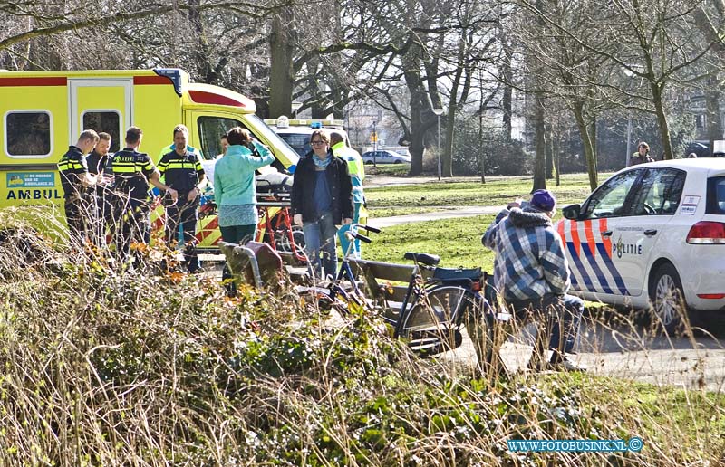 15031102.jpg - FOTOOPDRACHT:Dordrecht:11-03-2015:DORDRECHT - Op de kinderboerderij Weizigt in het Weizigtpark aan de Marketteweg  is Woensdagmiddag 11 maart 2015 Een vrouw die op de rug van een koe is geklommen,De koe was het er niet mee eens en schudde de vrouw er vanaf waarbij ze hard op de grond is terrecht gekomen. De vrouw werd voor controle mee naar een ziekenhuis genomen. De koe liep geen letsel op maar keek het geheel loeiend aan.Deze digitale foto blijft eigendom van FOTOPERSBURO BUSINK. Wij hanteren de voorwaarden van het N.V.F. en N.V.J. Gebruik van deze foto impliceert dat u bekend bent  en akkoord gaat met deze voorwaarden bij publicatie.EB/ETIENNE BUSINK