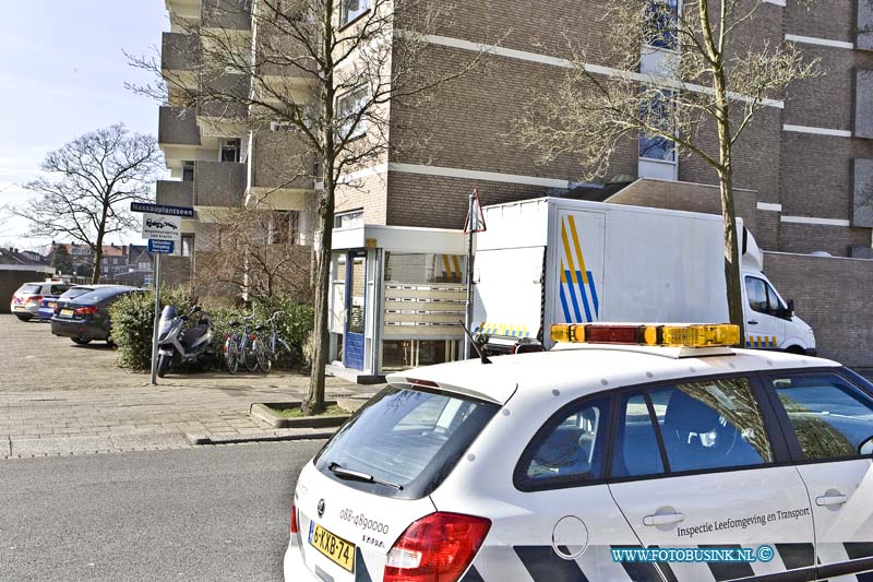 15031103.jpg - FOTOOPDRACHT:Dordrecht:11-03-2015:DORDRECHT - Woensdagochtend is er in een woning aan de Nassauplantsoen een Wietplantage aangetroffen, de politie heeft de plantage door een speciaal bedrijf laten vernietigen.Deze digitale foto blijft eigendom van FOTOPERSBURO BUSINK. Wij hanteren de voorwaarden van het N.V.F. en N.V.J. Gebruik van deze foto impliceert dat u bekend bent  en akkoord gaat met deze voorwaarden bij publicatie.EB/ETIENNE BUSINK