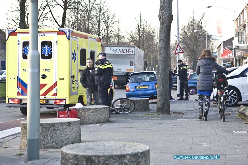 15031105.jpg - FOTOOPDRACHT:Dordrecht:11-03-2015:DORDRECHT - Woensdagavond vond er een aanrijding plaats tussen en Auto en een jongentje met een fiets nabij het zeebrapad Brouwersdijk- Bosboom - Tousaintstraat, de jongen raakte gelukkig slechts licht gewond.Deze digitale foto blijft eigendom van FOTOPERSBURO BUSINK. Wij hanteren de voorwaarden van het N.V.F. en N.V.J. Gebruik van deze foto impliceert dat u bekend bent  en akkoord gaat met deze voorwaarden bij publicatie.EB/ETIENNE BUSINK