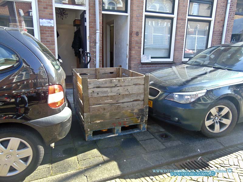 15031106.jpg - FOTOOPDRACHT:Dordrecht:11-03-2015:DORDRECHT - Woensdagochtend is er in een woning aan de Zijstraat van de Reeweg Oost een Wietplantage aangetroffen, de politie heeft de plantage door een speciaal bedrijf laten vernietigen.Deze digitale foto blijft eigendom van FOTOPERSBURO BUSINK. Wij hanteren de voorwaarden van het N.V.F. en N.V.J. Gebruik van deze foto impliceert dat u bekend bent  en akkoord gaat met deze voorwaarden bij publicatie.EB/ETIENNE BUSINK