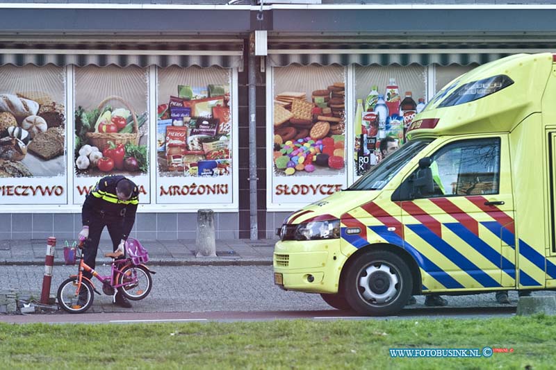 15031301.jpg - FOTOOPDRACHT:Dordrecht:13-03-2015:DORDRECHT - Een kindje is vrijdagochtend 13 maart 2015 ten val gekomen op de Brouwersdijk, toen zijn samen met haar vader aan het fietsen was.Hhet meisje raakt gewond aan haar gezicht, de ambulance naam haar mee naar een ziekenhuis.Deze digitale foto blijft eigendom van FOTOPERSBURO BUSINK. Wij hanteren de voorwaarden van het N.V.F. en N.V.J. Gebruik van deze foto impliceert dat u bekend bent  en akkoord gaat met deze voorwaarden bij publicatie.EB/ETIENNE BUSINK