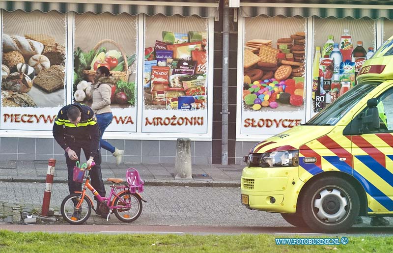 15031302.jpg - FOTOOPDRACHT:Dordrecht:13-03-2015:DORDRECHT - Een kindje is vrijdagochtend 13 maart 2015 ten val gekomen op de Brouwersdijk, toen zijn samen met haar vader aan het fietsen was.Hhet meisje raakt gewond aan haar gezicht, de ambulance naam haar mee naar een ziekenhuis.Deze digitale foto blijft eigendom van FOTOPERSBURO BUSINK. Wij hanteren de voorwaarden van het N.V.F. en N.V.J. Gebruik van deze foto impliceert dat u bekend bent  en akkoord gaat met deze voorwaarden bij publicatie.EB/ETIENNE BUSINK