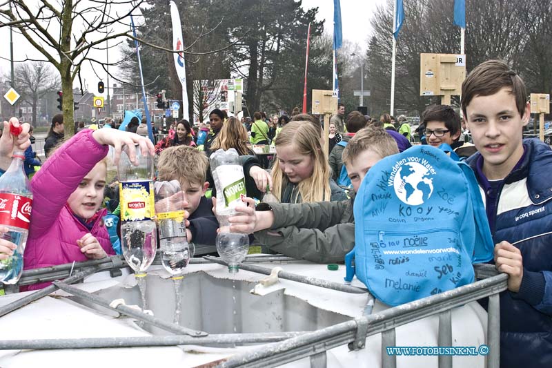 15031801.jpg - FOTOOPDRACHT:Dordrecht:18-03-2015:DORDRECHT- ZWIJNDRECHT 250 basisschoolleerlingen doen woensdag 18 maart 2015 weer mee aan de sponsorloop Wandelen voor Water. De leerlingen lopen zes kilometer met zes liter water op hun rug. ( Foto: Kinderen lossen hun water bij de eindbestemming Duurzaamheidscentrum Weizigt) Wandelen voor Water is een landelijke actie die ieder jaar plaatsvindt. Het sponsorbedrag dat hiermee opgehaald wordt, gaat naar twee waterprojecten in Kenia en Ghana.Deze digitale foto blijft eigendom van FOTOPERSBURO BUSINK. Wij hanteren de voorwaarden van het N.V.F. en N.V.J. Gebruik van deze foto impliceert dat u bekend bent  en akkoord gaat met deze voorwaarden bij publicatie.EB/ETIENNE BUSINK