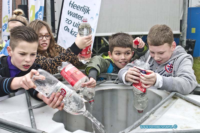 15031802.jpg - FOTOOPDRACHT:Dordrecht:18-03-2015:DORDRECHT- ZWIJNDRECHT 250 basisschoolleerlingen doen woensdag 18 maart 2015 weer mee aan de sponsorloop Wandelen voor Water. De leerlingen lopen zes kilometer met zes liter water op hun rug. ( Foto: Kinderen lossen hun water bij de eindbestemming Duurzaamheidscentrum Weizigt) Wandelen voor Water is een landelijke actie die ieder jaar plaatsvindt. Het sponsorbedrag dat hiermee opgehaald wordt, gaat naar twee waterprojecten in Kenia en Ghana.Deze digitale foto blijft eigendom van FOTOPERSBURO BUSINK. Wij hanteren de voorwaarden van het N.V.F. en N.V.J. Gebruik van deze foto impliceert dat u bekend bent  en akkoord gaat met deze voorwaarden bij publicatie.EB/ETIENNE BUSINK