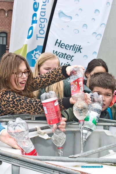 15031803.jpg - FOTOOPDRACHT:Dordrecht:18-03-2015:DORDRECHT- ZWIJNDRECHT 250 basisschoolleerlingen doen woensdag 18 maart 2015 weer mee aan de sponsorloop Wandelen voor Water. De leerlingen lopen zes kilometer met zes liter water op hun rug. ( Foto: Kinderen lossen hun water bij de eindbestemming Duurzaamheidscentrum Weizigt) Wandelen voor Water is een landelijke actie die ieder jaar plaatsvindt. Het sponsorbedrag dat hiermee opgehaald wordt, gaat naar twee waterprojecten in Kenia en Ghana.Deze digitale foto blijft eigendom van FOTOPERSBURO BUSINK. Wij hanteren de voorwaarden van het N.V.F. en N.V.J. Gebruik van deze foto impliceert dat u bekend bent  en akkoord gaat met deze voorwaarden bij publicatie.EB/ETIENNE BUSINK