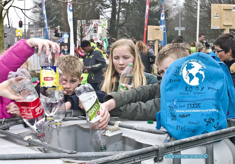 15031804.jpg - FOTOOPDRACHT:Dordrecht:18-03-2015:DORDRECHT- ZWIJNDRECHT 250 basisschoolleerlingen doen woensdag 18 maart 2015 weer mee aan de sponsorloop Wandelen voor Water. De leerlingen lopen zes kilometer met zes liter water op hun rug. ( Foto: Kinderen lossen hun water bij de eindbestemming Duurzaamheidscentrum Weizigt) Wandelen voor Water is een landelijke actie die ieder jaar plaatsvindt. Het sponsorbedrag dat hiermee opgehaald wordt, gaat naar twee waterprojecten in Kenia en Ghana.Deze digitale foto blijft eigendom van FOTOPERSBURO BUSINK. Wij hanteren de voorwaarden van het N.V.F. en N.V.J. Gebruik van deze foto impliceert dat u bekend bent  en akkoord gaat met deze voorwaarden bij publicatie.EB/ETIENNE BUSINK