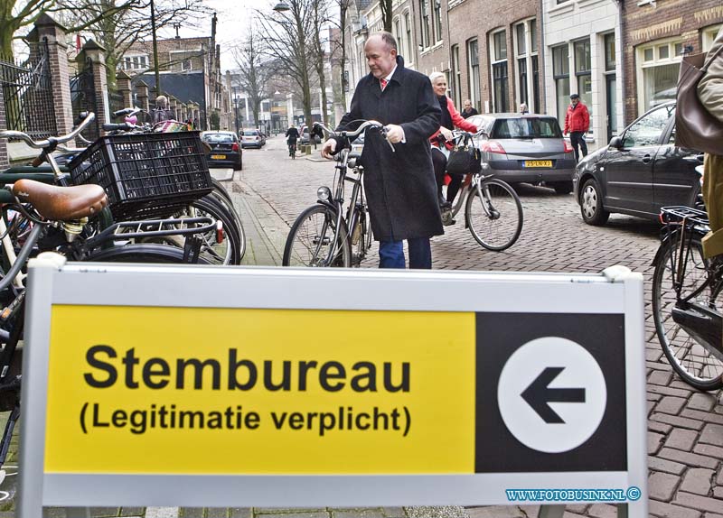 15031806.jpg - FOTOOPDRACHT:Dordrecht:18-03-2015:DORDRECHT - Op woensdag 18 maart 2015 bezoekt Burgemeester A.A.M Brok  traditiegetrouw per fiets een aantal bijzondere stembureaus in Dordrecht. ( Foto: Het Dordrechts Museum Museumstraat 40, 3311 XP Dordrecht )Deze digitale foto blijft eigendom van FOTOPERSBURO BUSINK. Wij hanteren de voorwaarden van het N.V.F. en N.V.J. Gebruik van deze foto impliceert dat u bekend bent  en akkoord gaat met deze voorwaarden bij publicatie.EB/ETIENNE BUSINK