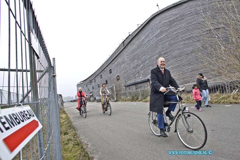 15031809.jpg - FOTOOPDRACHT:Dordrecht:18-03-2015:DORDRECHT - Op woensdag 18 maart 2015 bezoekt Burgemeester A.A.M Brok  traditiegetrouw per fiets een aantal bijzondere stembureaus in Dordrecht. ( Foto: De Ark van Noach Maasstraat 12  3313 CR Dordrecht )Deze digitale foto blijft eigendom van FOTOPERSBURO BUSINK. Wij hanteren de voorwaarden van het N.V.F. en N.V.J. Gebruik van deze foto impliceert dat u bekend bent  en akkoord gaat met deze voorwaarden bij publicatie.EB/ETIENNE BUSINK