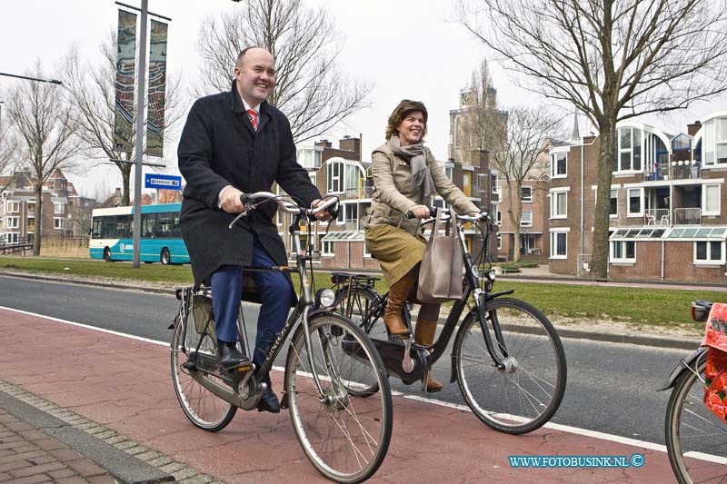 15031811.jpg - FOTOOPDRACHT:Dordrecht:18-03-2015:DORDRECHT - Op woensdag 18 maart 2015 bezoekt Burgemeester A.A.M Brok  traditiegetrouw per fiets een aantal bijzondere stembureaus in Dordrecht. ( Foto: Vertrek bij het Stadskantoor)Deze digitale foto blijft eigendom van FOTOPERSBURO BUSINK. Wij hanteren de voorwaarden van het N.V.F. en N.V.J. Gebruik van deze foto impliceert dat u bekend bent  en akkoord gaat met deze voorwaarden bij publicatie.EB/ETIENNE BUSINK