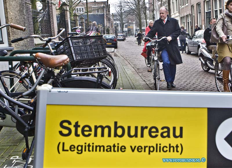 15031812.jpg - FOTOOPDRACHT:Dordrecht:18-03-2015:DORDRECHT - Op woensdag 18 maart 2015 bezoekt Burgemeester A.A.M Brok  traditiegetrouw per fiets een aantal bijzondere stembureaus in Dordrecht. ( Foto: Het Dordrechts Museum Museumstraat 40, 3311 XP Dordrecht )Deze digitale foto blijft eigendom van FOTOPERSBURO BUSINK. Wij hanteren de voorwaarden van het N.V.F. en N.V.J. Gebruik van deze foto impliceert dat u bekend bent  en akkoord gaat met deze voorwaarden bij publicatie.EB/ETIENNE BUSINK