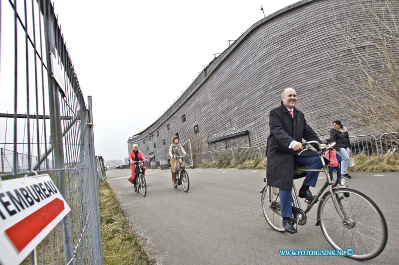 15031816.jpg - FOTOOPDRACHT:Dordrecht:18-03-2015:DORDRECHT - Op woensdag 18 maart 2015 bezoekt Burgemeester A.A.M Brok  traditiegetrouw per fiets een aantal bijzondere stembureaus in Dordrecht. ( Foto:  De Ark van Noach Maasstraat 12  3313 CR Dordrecht)Deze digitale foto blijft eigendom van FOTOPERSBURO BUSINK. Wij hanteren de voorwaarden van het N.V.F. en N.V.J. Gebruik van deze foto impliceert dat u bekend bent  en akkoord gaat met deze voorwaarden bij publicatie.EB/ETIENNE BUSINK