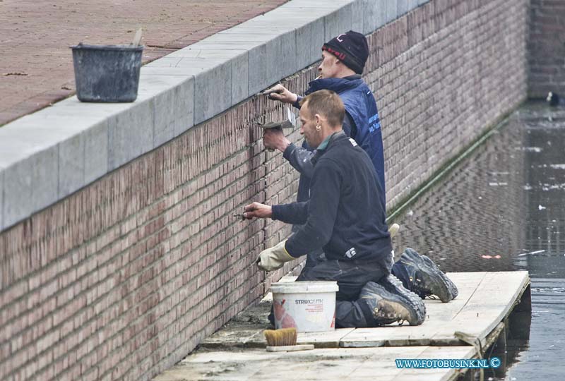 15031818.jpg - FOTOOPDRACHT:Dordrecht:18-03-2015:DORDRECHT - Op woensdag 18 maart 2015 waren medewerkers van een voeg bedrijf bezig om de Spuihaven kademuur aan de spuiboulevard weer van nieuwe voegwerk te voorzien.Deze digitale foto blijft eigendom van FOTOPERSBURO BUSINK. Wij hanteren de voorwaarden van het N.V.F. en N.V.J. Gebruik van deze foto impliceert dat u bekend bent  en akkoord gaat met deze voorwaarden bij publicatie.EB/ETIENNE BUSINK