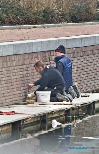 15031823.jpg - FOTOOPDRACHT:Dordrecht:18-03-2015:DORDRECHT - Op woensdag 18 maart 2015 waren medewerkers van een voeg bedrijf bezig om de Spuihaven kademuur aan de spuiboulevard weer van nieuwe voegwerk te voorzien.Deze digitale foto blijft eigendom van FOTOPERSBURO BUSINK. Wij hanteren de voorwaarden van het N.V.F. en N.V.J. Gebruik van deze foto impliceert dat u bekend bent  en akkoord gaat met deze voorwaarden bij publicatie.EB/ETIENNE BUSINK