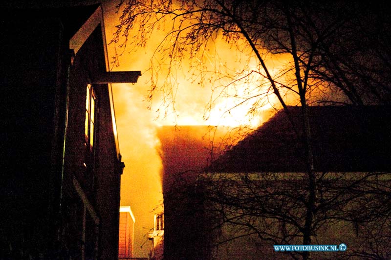 15032001.jpg - FOTOOPDRACHT:Dordrecht:20-03-2015:DORDRECHT - In de nacht van 20 maart 2015 rond 00.30 uur is er in een boven woning aan de Boomstraat een uitslaande brand ontstaan. Vele omliggende woningen werden ontruimd. De bandweer had de brand snel onde controle maar de schade aan het pand was groot.Deze digitale foto blijft eigendom van FOTOPERSBURO BUSINK. Wij hanteren de voorwaarden van het N.V.F. en N.V.J. Gebruik van deze foto impliceert dat u bekend bent  en akkoord gaat met deze voorwaarden bij publicatie.EB/ETIENNE BUSINK