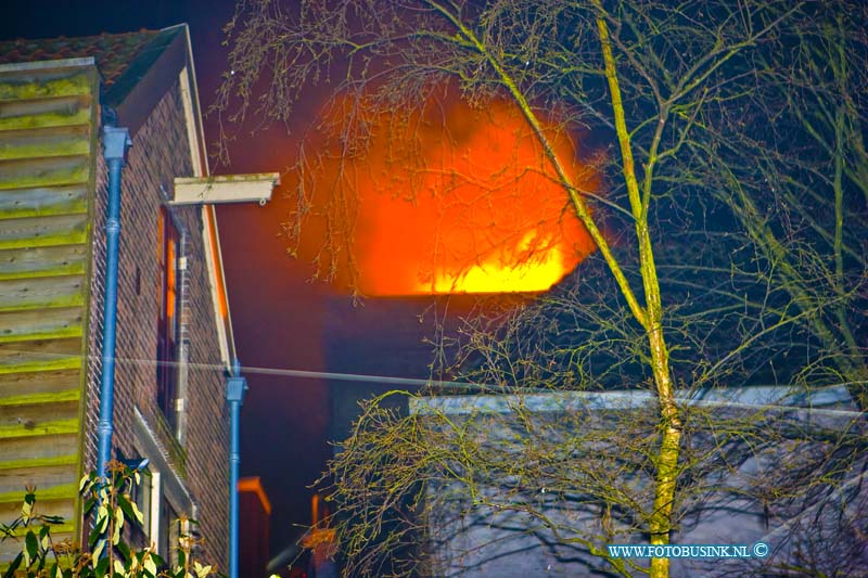 15032002.jpg - FOTOOPDRACHT:Dordrecht:20-03-2015:DORDRECHT - In de nacht van 20 maart 2015 rond 00.30 uur is er in een boven woning aan de Boomstraat een uitslaande brand ontstaan. Vele omliggende woningen werden ontruimd. De bandweer had de brand snel onde controle maar de schade aan het pand was groot.Deze digitale foto blijft eigendom van FOTOPERSBURO BUSINK. Wij hanteren de voorwaarden van het N.V.F. en N.V.J. Gebruik van deze foto impliceert dat u bekend bent  en akkoord gaat met deze voorwaarden bij publicatie.EB/ETIENNE BUSINK