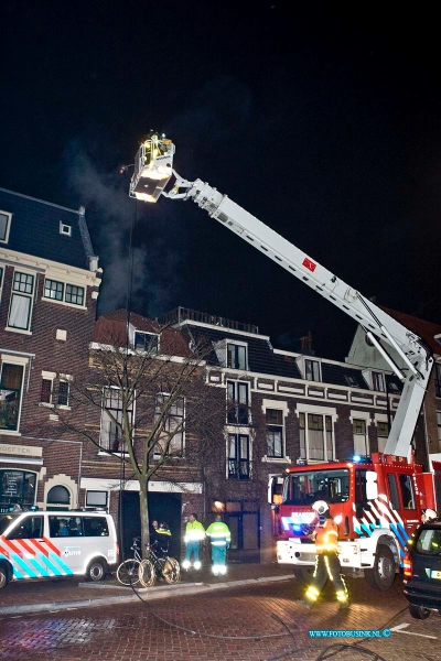 15032004.jpg - FOTOOPDRACHT:Dordrecht:20-03-2015:DORDRECHT - In de nacht van 20 maart 2015 rond 00.30 uur is er in een boven woning aan de Boomstraat een uitslaande brand ontstaan. Vele omliggende woningen werden ontruimd. De bandweer had de brand snel onde controle maar de schade aan het pand was groot.Deze digitale foto blijft eigendom van FOTOPERSBURO BUSINK. Wij hanteren de voorwaarden van het N.V.F. en N.V.J. Gebruik van deze foto impliceert dat u bekend bent  en akkoord gaat met deze voorwaarden bij publicatie.EB/ETIENNE BUSINK