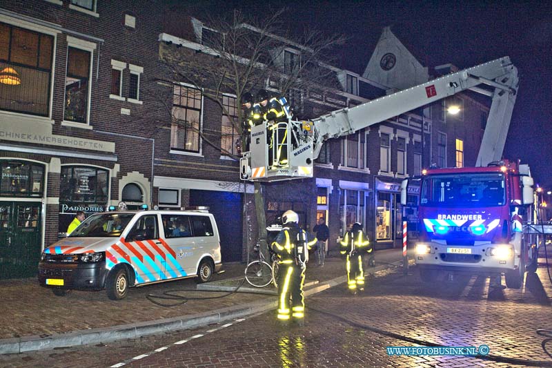 15032006.jpg - FOTOOPDRACHT:Dordrecht:20-03-2015:DORDRECHT - In de nacht van 20 maart 2015 rond 00.30 uur is er in een boven woning aan de Boomstraat een uitslaande brand ontstaan. Vele omliggende woningen werden ontruimd. De bandweer had de brand snel onde controle maar de schade aan het pand was groot.Deze digitale foto blijft eigendom van FOTOPERSBURO BUSINK. Wij hanteren de voorwaarden van het N.V.F. en N.V.J. Gebruik van deze foto impliceert dat u bekend bent  en akkoord gaat met deze voorwaarden bij publicatie.EB/ETIENNE BUSINK