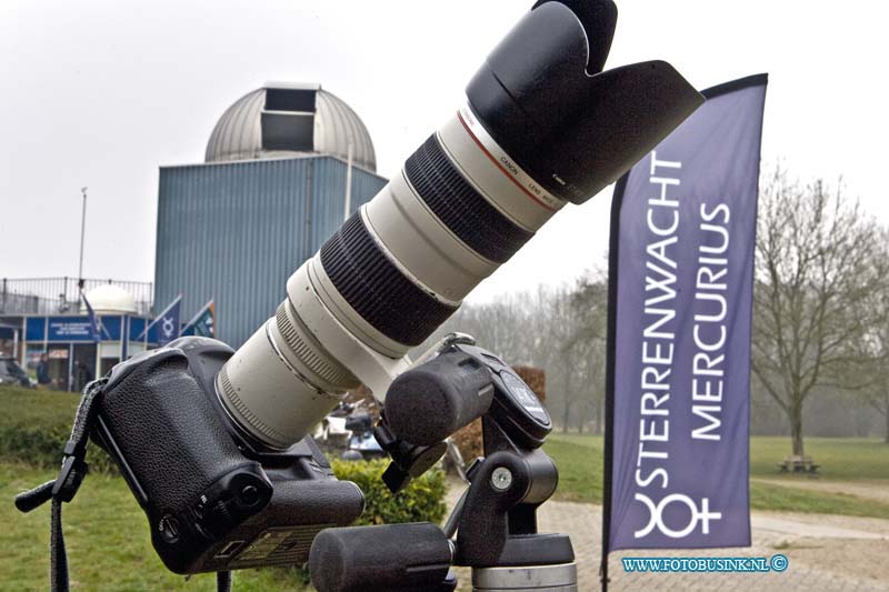 15032010.jpg - FOTOOPDRACHT:Dordrecht:20-03-2015:DORDRECHT - Door het slechte weer op Vrijdag 20 maart 2015 en de bewolking is heelaas de zons verduistering in Nederland slecht of niet zichtbaar bij de Sterrenwacht Mercurius in de Dordtse Bieschbos is men er klaar voor. Deze digitale foto blijft eigendom van FOTOPERSBURO BUSINK. Wij hanteren de voorwaarden van het N.V.F. en N.V.J. Gebruik van deze foto impliceert dat u bekend bent  en akkoord gaat met deze voorwaarden bij publicatie.EB/ETIENNE BUSINK