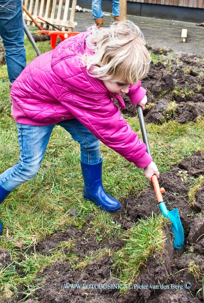 15032103.jpg - FOTOOPDRACHT:Papendrecht:21-03-2015:PAPENDRECHT - Zaterdag 21 maart 2015 is een gezond project gestart bij Benjamin aan de Staringlaan. Daar is door vrijwilligers een begin gemaakt met de aanleg van een eigen moestuin. Dit is gedaan om kinderen bewuster te maken van voeding en gezond eten. Alle ontwikkelingsgebieden kunnen aan bod komen in de moestuin. De grove en fijne motoriek (bv scheppen, zaadjes in een gaatje stoppen), de sociaal emotionele (bv samen water geven) creativiteit (bv tuin versieren)en taal en denken door het erover te hebben met elkaar.Deze digitale foto blijft eigendom van FOTOPERSBURO BUSINK. Wij hanteren de voorwaarden van het N.V.F. en N.V.J. Gebruik van deze foto impliceert dat u bekend bent  en akkoord gaat met deze voorwaarden bij publicatie.EB/ETIENNE BUSINK