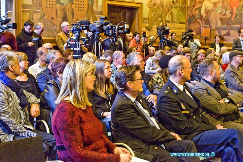 15032305.jpg - FOTOOPDRACHT::2015:DORDRECHT - Op maandagochtend 23- maart 2015 is het officiële programma bekend gemaakt van de eerste Koningsdag nieuwe stijl in het oude Stadhuis van Dordrecht Door burgermeester A.A.M. Brok. De Koning zal 5 thema punten bezoeken, Het Groot Hoofd (aankomst), Grote Kerk, Scheffersplein, T Hof, Statenplein.  Deze digitale foto blijft eigendom van FOTOPERSBURO BUSINK. Wij hanteren de voorwaarden van het N.V.F. en N.V.J. Gebruik van deze foto impliceert dat u bekend bent  en akkoord gaat met deze voorwaarden bij publicatie.EB/ETIENNE BUSINK